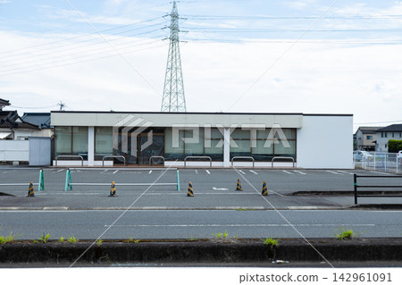 位於國道旁的空置店面,原址是一家已關閉的便利商店。 位於國道旁的空置店面,原址是一家已關閉的便利商店。 142961091