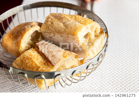 來自法國餐廳的美味法國麵包 來自法國餐廳的美味法國麵包 142961275