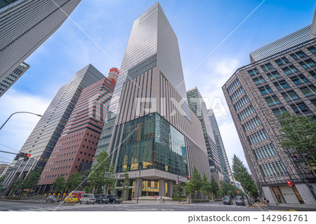 Exterior view of the Yomiuri Shimbun Building (Yomiuri Shimbun Tokyo Headquarters) and the surrounding buildings in Otemachi [Otemachi, Chiyoda-ku, Tokyo] 142961761