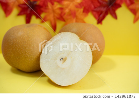 Autumn fruit pears Autumn fruit pears 142961872
