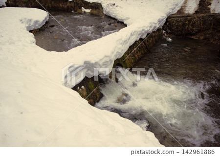 山形縣銀山川白雪皚皚 山形縣銀山川白雪皚皚 142961886