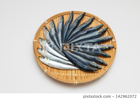 沙丁魚醃製過夜後,擺放在篩子上風乾。 沙丁魚醃製過夜後,擺放在篩子上風乾。 142962072