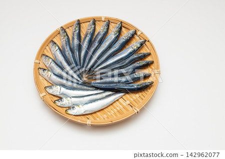 沙丁魚醃製過夜後,擺放在篩子上風乾。 沙丁魚醃製過夜後,擺放在篩子上風乾。 142962077