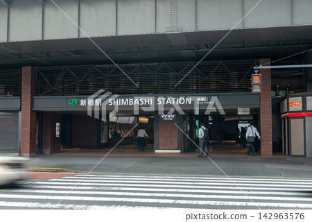 Near the ticket gate at the Ginza exit of JR Shimbashi Station and passersby 142963576