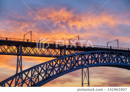 Dom Luis I Bridge in Porto at sunset with people silhouettes Dom Luis I Bridge in Porto at sunset with people silhouettes 142963907