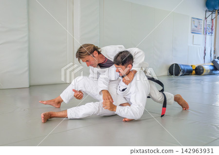 Jiu jitsu collar choke practice with wrist control Jiu jitsu collar choke practice with wrist control 142963931