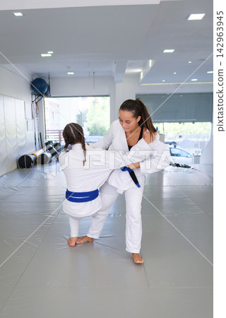 Ko-uchi-gari entry using collar plus sleeve grips Ko-uchi-gari entry using collar plus sleeve grips 142963945