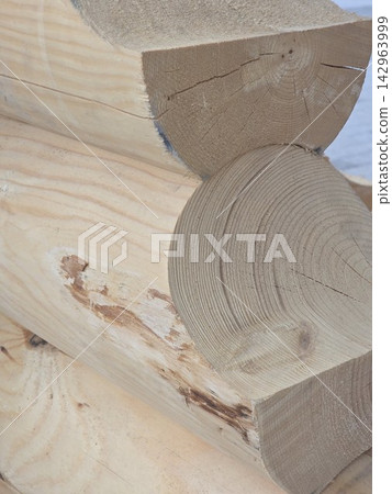 Interlocking rounded wooden logs joint close up Interlocking rounded wooden logs joint close up 142963999