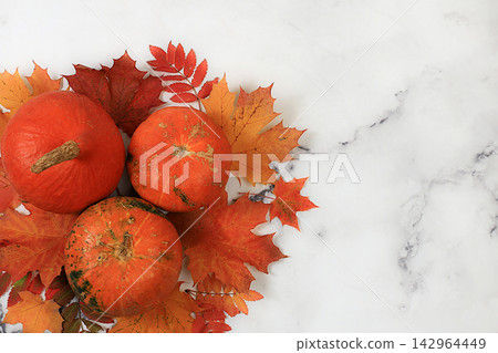 Seasonal banner featuring maple leaves and pumpkins Thanksgiving themed still life or website header, abstract autumn composition for greeting card or invitation with copy space, 142964449