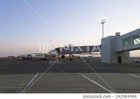 清晨,一架客機停在機場。 清晨,一架客機停在機場。 142964484