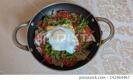Homemade pan breakfast with fried egg tomatoes green peppers and sliced ham Homemade pan breakfast with fried egg tomatoes green peppers and sliced ham 142964967
