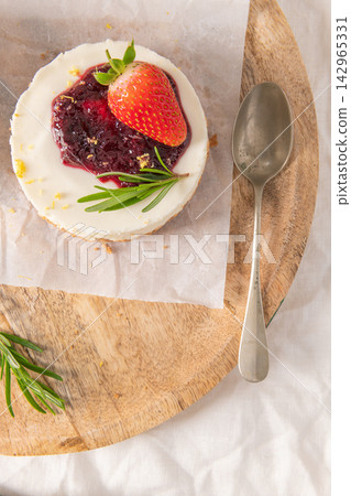 Mini berry cheesecake topped with jam and strawberry Mini berry cheesecake topped with jam and strawberry 142965331