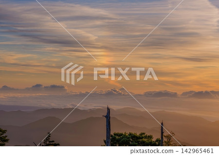 從小台原山的真崎峠眺望，可以看到沐浴在晨光中的山脈和雲海，天空呈現出夢幻般的漸變色彩，景色令人嘆為觀止。 142965461