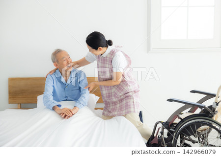 一位住在安養院的老人和他的護理員 一位住在安養院的老人和他的護理員 142966079