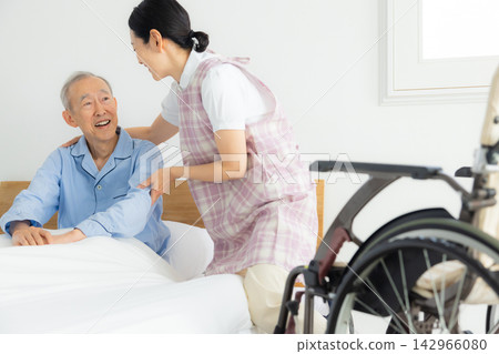 一位住在安養院的老人和他的護理員 一位住在安養院的老人和他的護理員 142966080