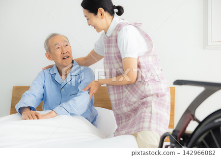 一位住在安養院的老人和他的護理員 一位住在安養院的老人和他的護理員 142966082