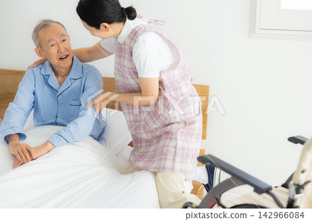 一位住在安養院的老人和他的護理員 一位住在安養院的老人和他的護理員 142966084