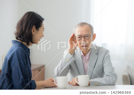 老年男性和中年女性聽力損失 老年男性和中年女性聽力損失 142966369