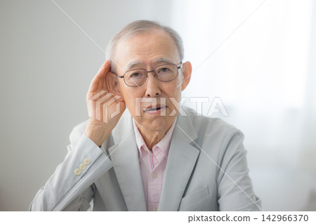 老年男性和中年女性聽力損失 老年男性和中年女性聽力損失 142966370