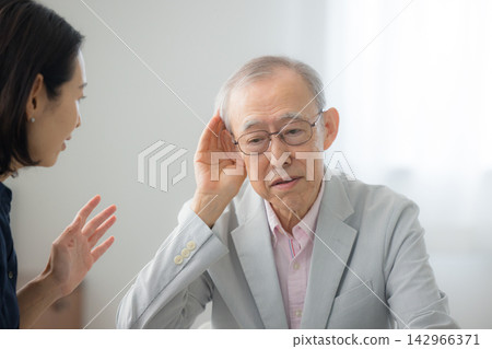 老年男性和中年女性聽力損失 老年男性和中年女性聽力損失 142966371