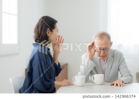 老年男性和中年女性聽力損失 老年男性和中年女性聽力損失 142966374