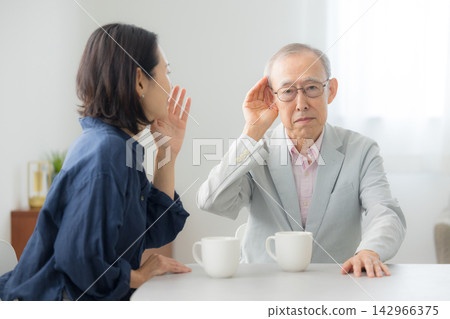 老年男性和中年女性聽力損失 142966375