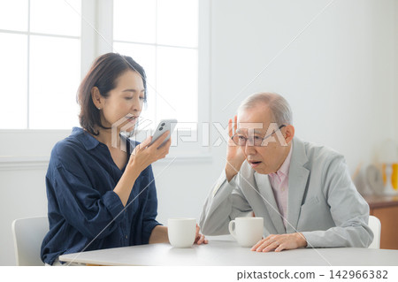 老年男性和中年女性聽力損失 老年男性和中年女性聽力損失 142966382