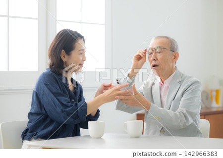 老年男性和中年女性聽力損失 老年男性和中年女性聽力損失 142966383