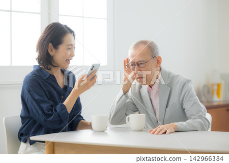 老年男性和中年女性聽力損失 老年男性和中年女性聽力損失 142966384