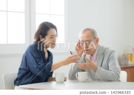 老年男性和中年女性聽力損失 142966385