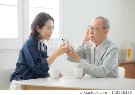 老年男性和中年女性聽力損失 142966386
