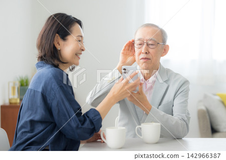 老年男性和中年女性聽力損失 老年男性和中年女性聽力損失 142966387