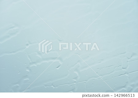 抽象背景:雨水浸濕的玻璃,灰色背景素材。 抽象背景:雨水浸濕的玻璃,灰色背景素材。 142966513