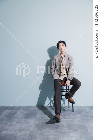 一個穿著夾克的男人 142966525
