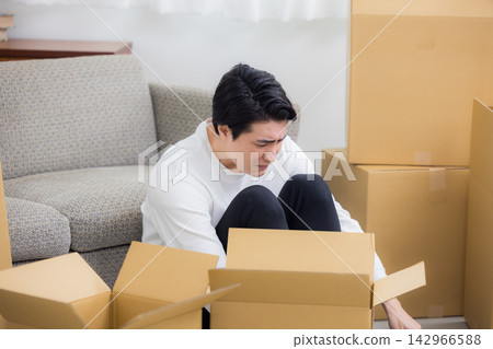 一個年輕男子的搬家場景 一個年輕男子的搬家場景 142966588