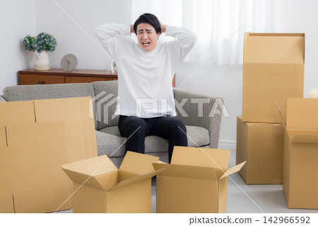 一個年輕男子的搬家場景 一個年輕男子的搬家場景 142966592