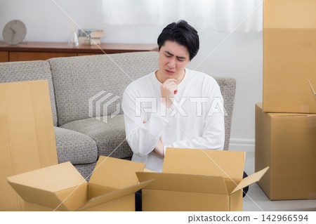 一個年輕男子的搬家場景 一個年輕男子的搬家場景 142966594