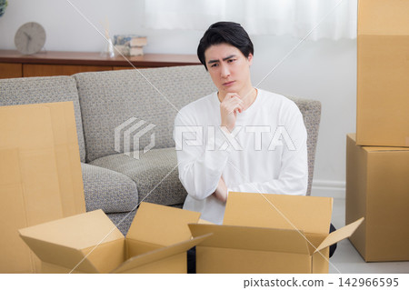 一個年輕男子的搬家場景 一個年輕男子的搬家場景 142966595