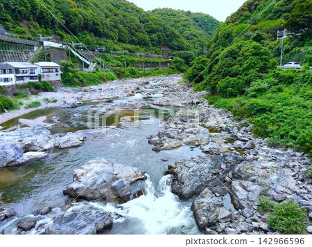 山谷綠樹成蔭,溪水清澈見底,溪水潺潺,岩石嶙峋。 山谷綠樹成蔭,溪水清澈見底,溪水潺潺,岩石嶙峋。 142966596
