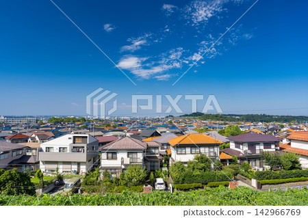 從山頂俯瞰東京八王子市廣闊的住宅區。 從山頂俯瞰東京八王子市廣闊的住宅區。 142966769