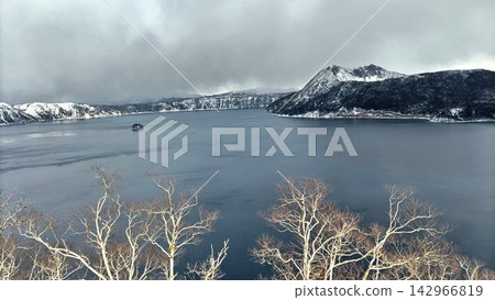 三月初,摩週湖和白雪皚皚的山脈籠罩在一片寧靜之中(北海道東部) 三月初,摩週湖和白雪皚皚的山脈籠罩在一片寧靜之中(北海道東部) 142966819