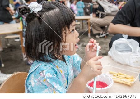 【幼兒園夏日晚間慶典：吃草莓刨冰】 142967373