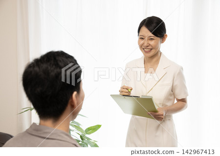 A beautician giving a consultation with a smile A beautician giving a consultation with a smile 142967413