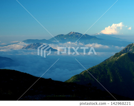 [Mountain Scenery] View from Mt. Sugoroku in the Northern Alps, towards Mt. Norikura 142968221