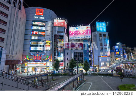 八王子站前的城市夜景與娛樂區 八王子站前的城市夜景與娛樂區 142968228