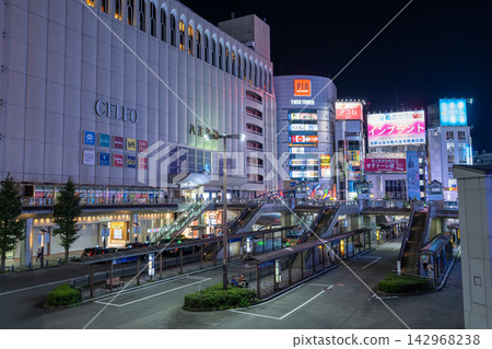 八王子站前的城市夜景與娛樂區 八王子站前的城市夜景與娛樂區 142968238
