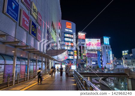 八王子站前的城市夜景與娛樂區 八王子站前的城市夜景與娛樂區 142968240