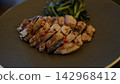 一道主菜是鮮嫩多汁的烤羊肉，佐以粉紅胡椒粒。 142968412