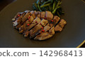 一道主菜是鮮嫩多汁的烤羊肉，佐以粉紅胡椒粒。 142968413