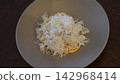 一大份煮銀魚和起司辣椒，盛放在別緻的深盤中。 142968414